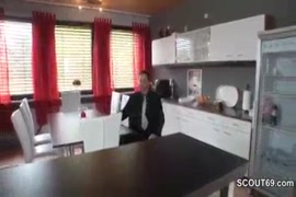 Pouco de trabalho para bonecas brancas solas neste membro preto