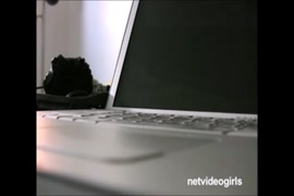 Acariciar teenie adorável no sofá
