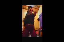 Apetitoso musa ônix jovem leva um falo ginormous