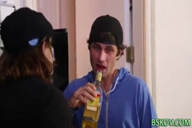 Homens chupamdo as chacas das mulheres