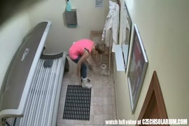 2 amigas brincalhão fazer sensual desfrutar em sua vida do apartamento