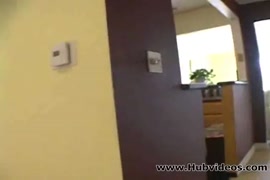 Imagens de 2 mulheres e 1 homem se esfregando na cama sem cueca e