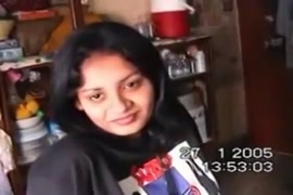 Pai come filha a força na frente da mae