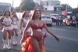 Mae alisando a filha dormindo