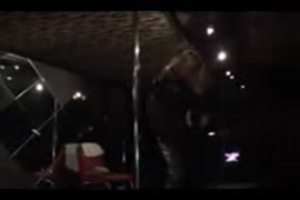 X porno chupando a buceta por baixo da mesa