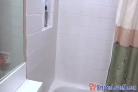 Enteada espera a mae sair pra dar pro padastro